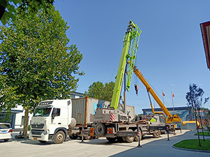 印度尼西亞的石膏粉生產(chǎn)線已全部裝箱運(yùn)抵港口，印尼的朋友坐等收貨吧。我們的安裝人員已準(zhǔn)備就緒，整裝待發(fā)。